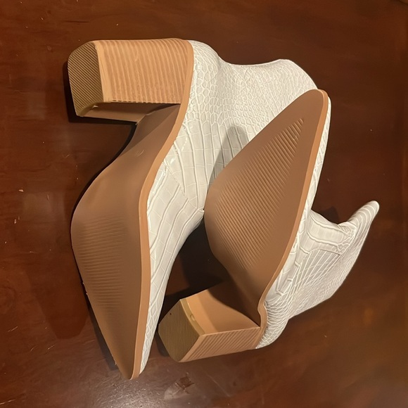 Brand new pointed boots with heels. Great for country concerts - Picture 2 of 3